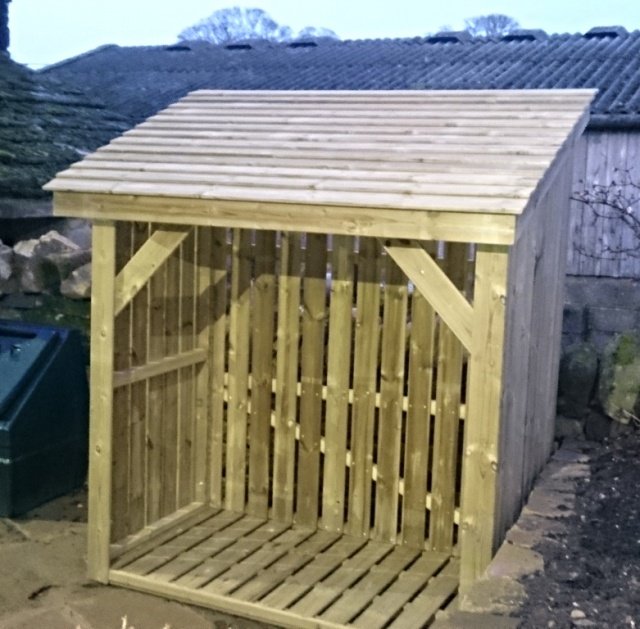Open log store with a slatted back
